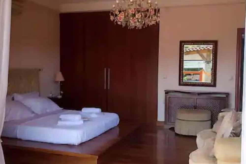 Athenian Country House Retreat. in Porto Rafti, Markopoulo-Mesogaia