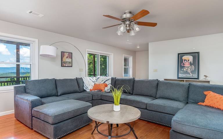 Vacation rental for 16 people, with yard and balcony, with pets in Hot Springs Village