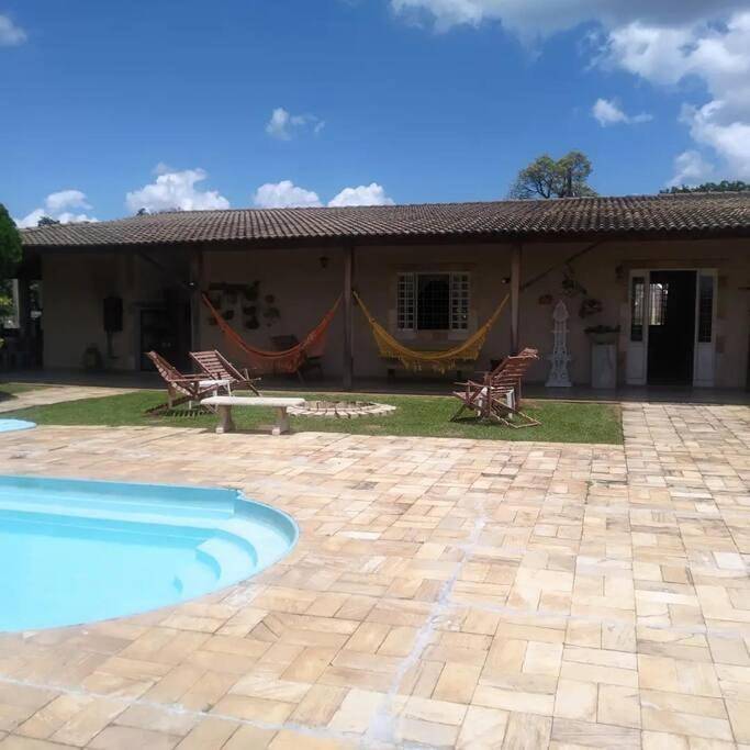 Casas e apartamentos de temporada para 20 pessoas, com piscina e vista e ainda jardim and sauna, com animais de estimação em Betim