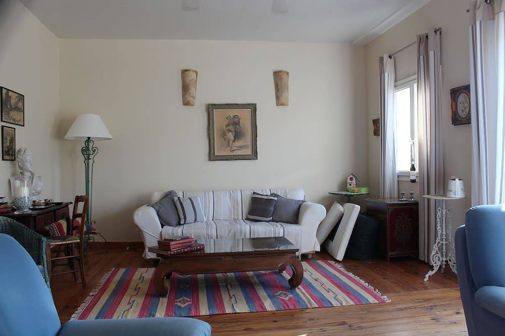 Preciosa casa de época en un pueblo en el corazón de la región de Languedoc in Puisserguier, Region de Béziers