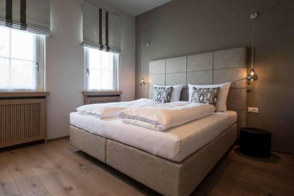 Luxusvilla am Gardasee mit privatem Badesteg in Castelletto di Brenzone, Brenzone