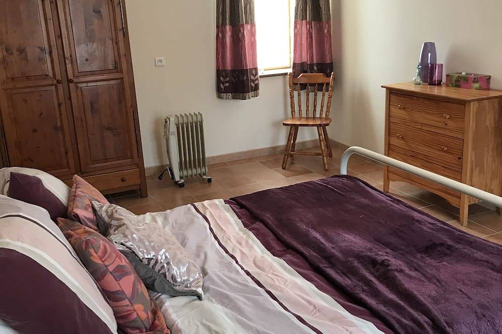 Private pool, spacious - can walk to local town in Lezay, Niort und Umgebung