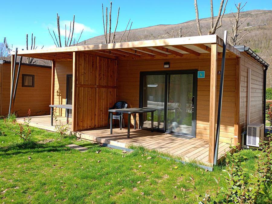 Flower camping La Marmotte - Chalet 2 personen - Komfort 16m² - 1 Zimmer + Überdachte Terrasse + Reversible Klimaanlage + Tv in Mérens-les-Vals, Französische Pyrenäen