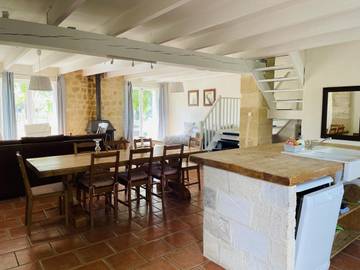 Gîte pour 8 personnes, avec piscine ainsi que vue et terrasse à Teuillac