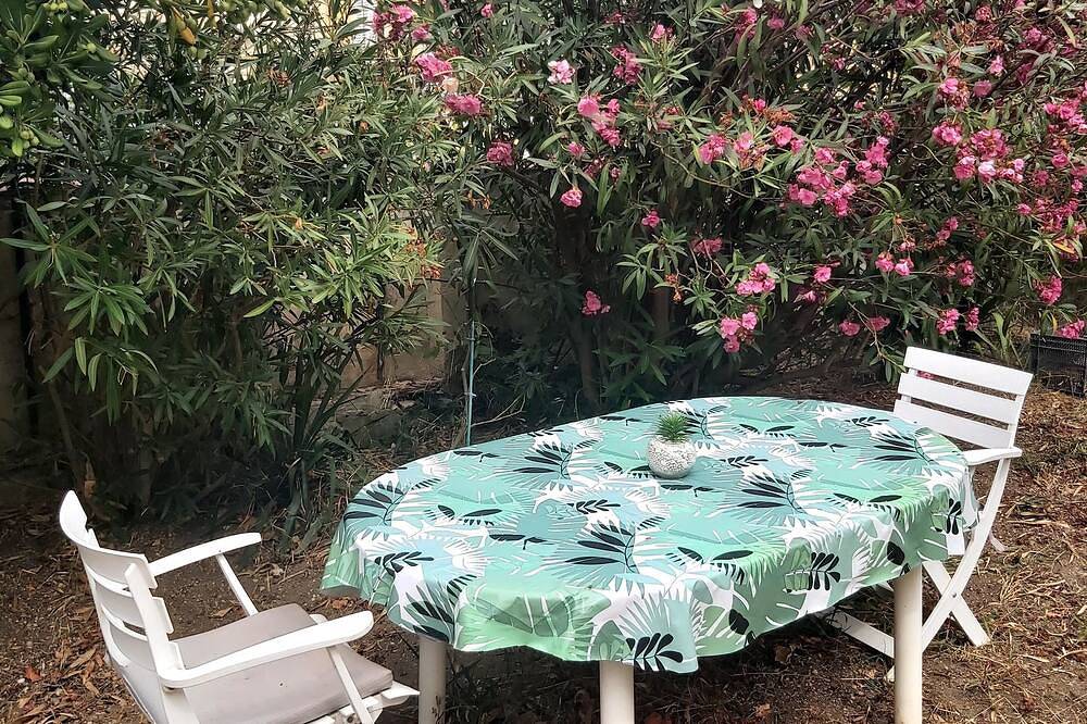 Entire apartment, In picturesque Malmousque area, 2 minutes from the sea near the ideal center for 2 people in Marseille, Marseille region