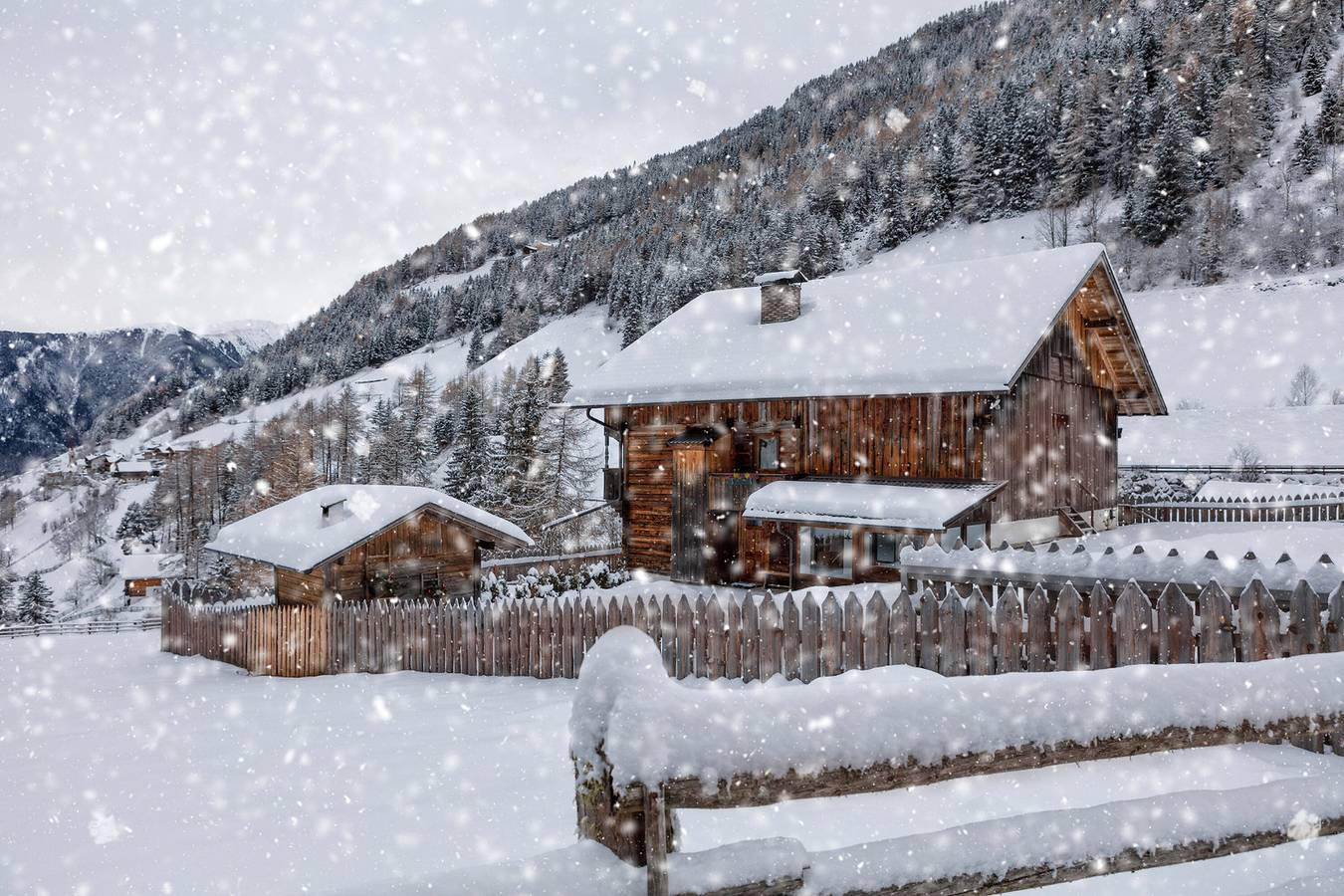Chalet 'Kasern' mit Bergblick, privater Terrasse und Wlan in Gais, Kronplatz
