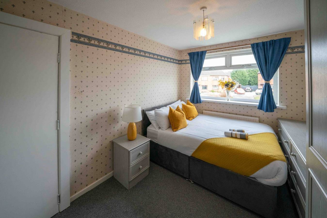 3-Bed Westhoughton, Contractors and Parking in Westhoughton, Bolton