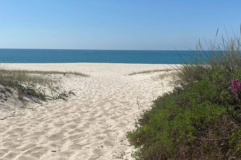 Apartamento entero, 2-bedr. apartment with private garden and terrace, condominium w/ pool in Praia da Comporta, Comporta