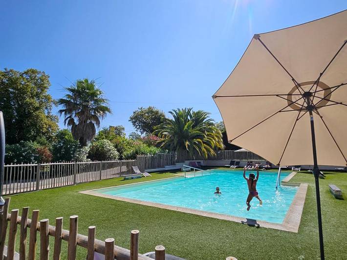 Camping pour 4 personnes, avec Terrasse ainsi que Jardin et Piscine