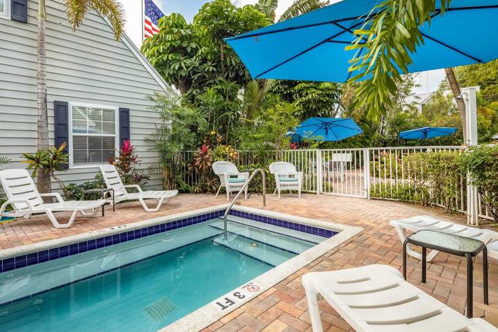 Vacation rental for 4 people, with balcony and yard as well as pool, kid friendly in Florida Keys