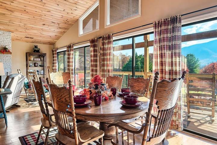 Vacation rental for 10 people, with hot tub and terrace as well as pool in Wears Valley