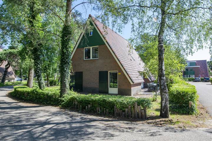 Bungalow voor 14 personen, with Balkon/Terras and Whirlpool as well as Terras and Tuin in Oosterhout