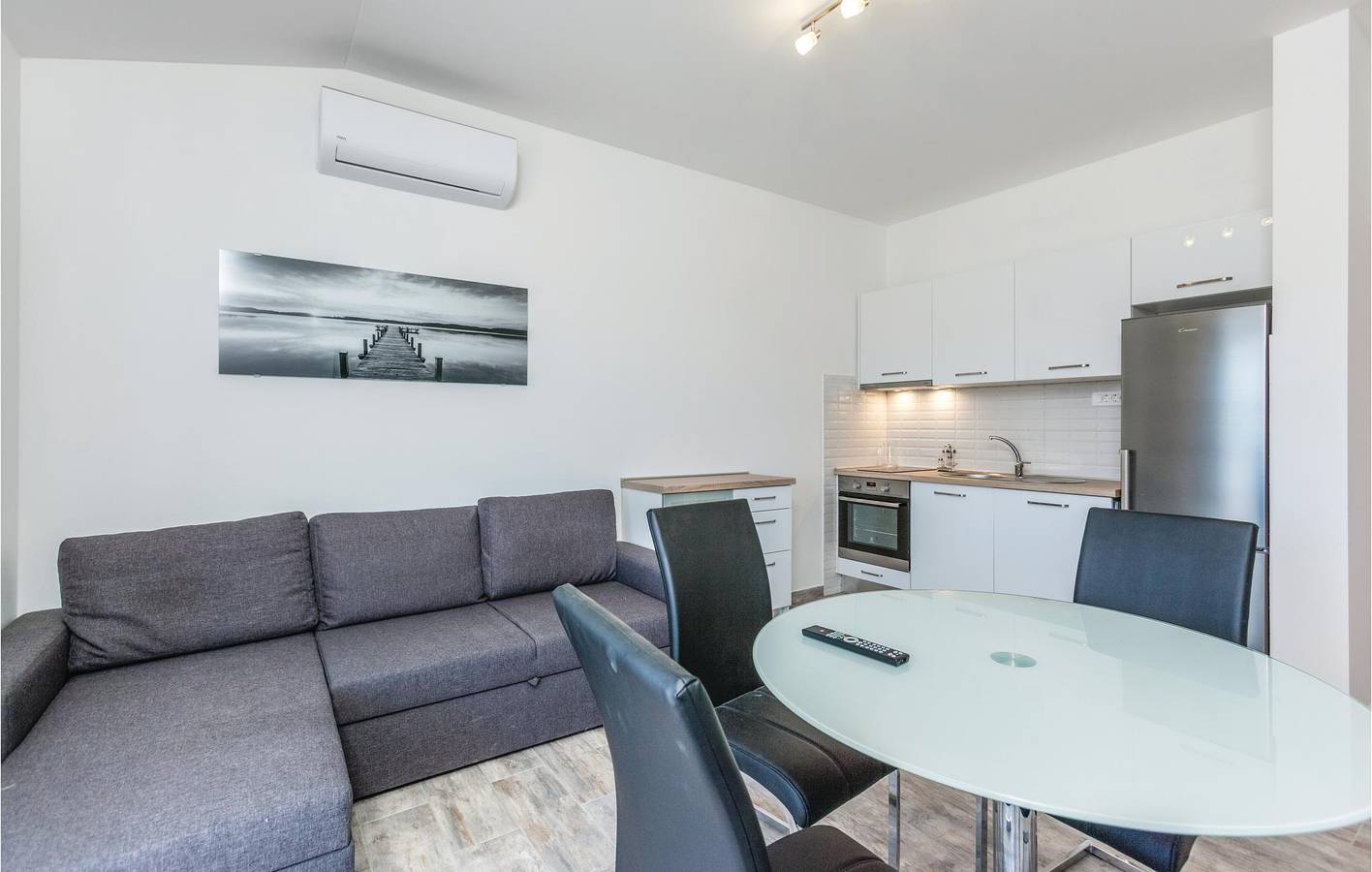 Appartement de vacances entier, Appartement confortable avec vue sur la mer, Wi-Fi, climatisation et terrasse, près de la plage in Split, Split-Dalmatie