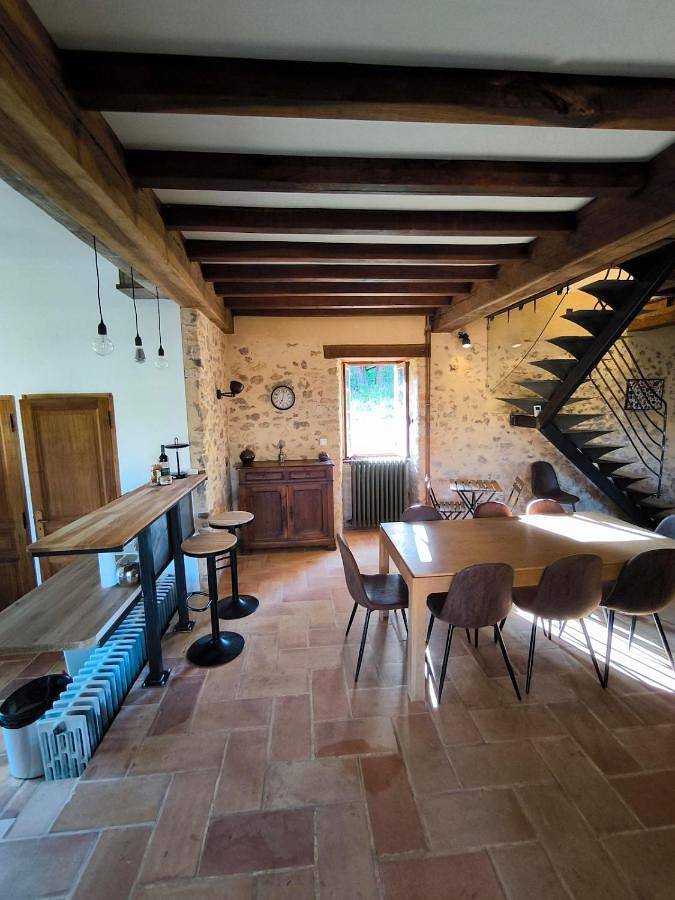 Location de vacances pour 12 personnes, avec terrasse ainsi que jardin et vue à Savignac-de-Miremont - 2