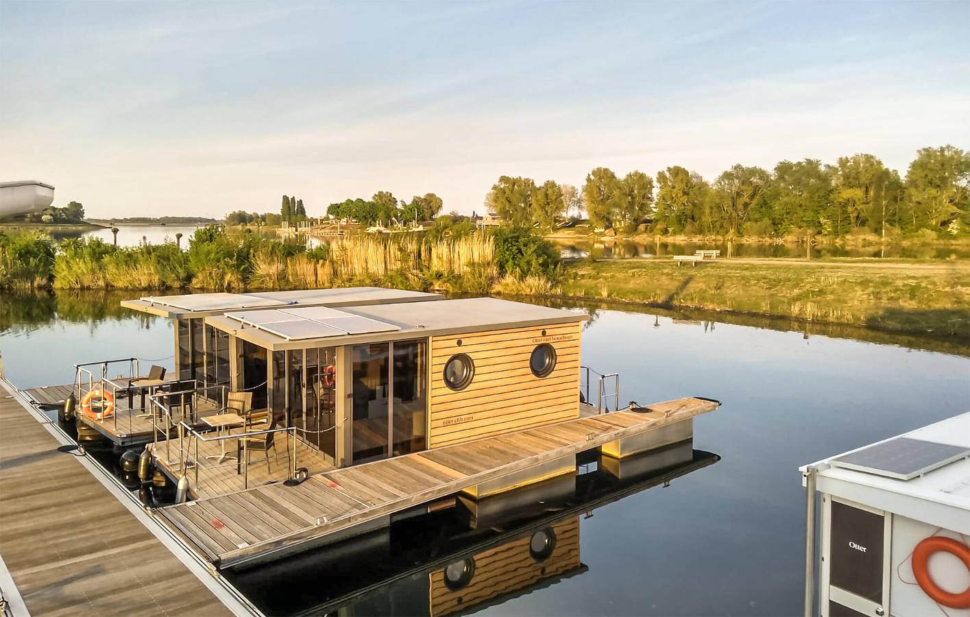 Hausboot für 4 Personen mit Terrasse in Ophoven, Kinrooi