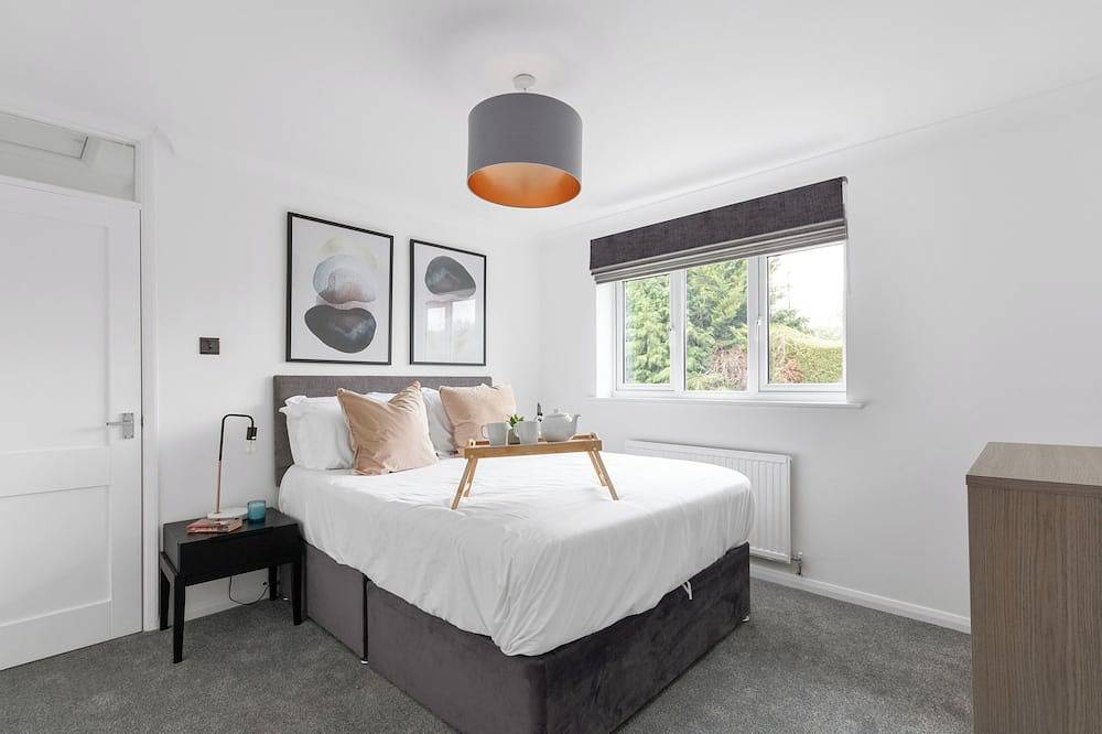 Guildford - Two Bedroom House with Garden in Guildford, Surrey