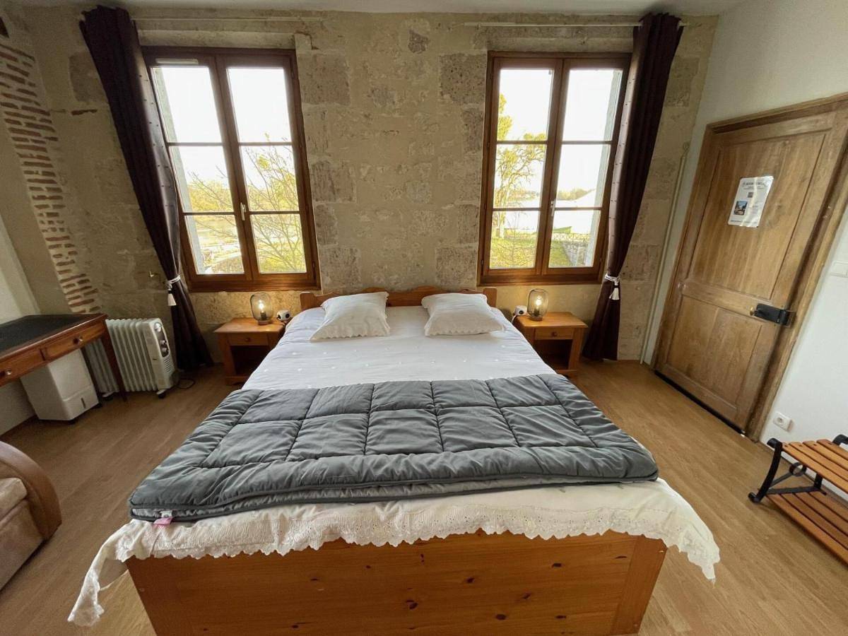 Appartement de vacances entier, Double Room with Private Bathroom in Châtillon-sur-Loire, Région de Montargis