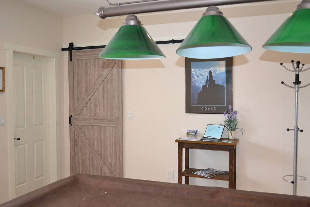 Ganze Wohnung, Poolside Retreat unsere Mini-Resort, Minuten zum Strand in Peachland, Regional District of Central Okanagan