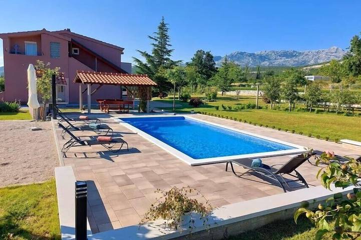 Ferienhaus für 9 Personen, mit Balkon und Garten