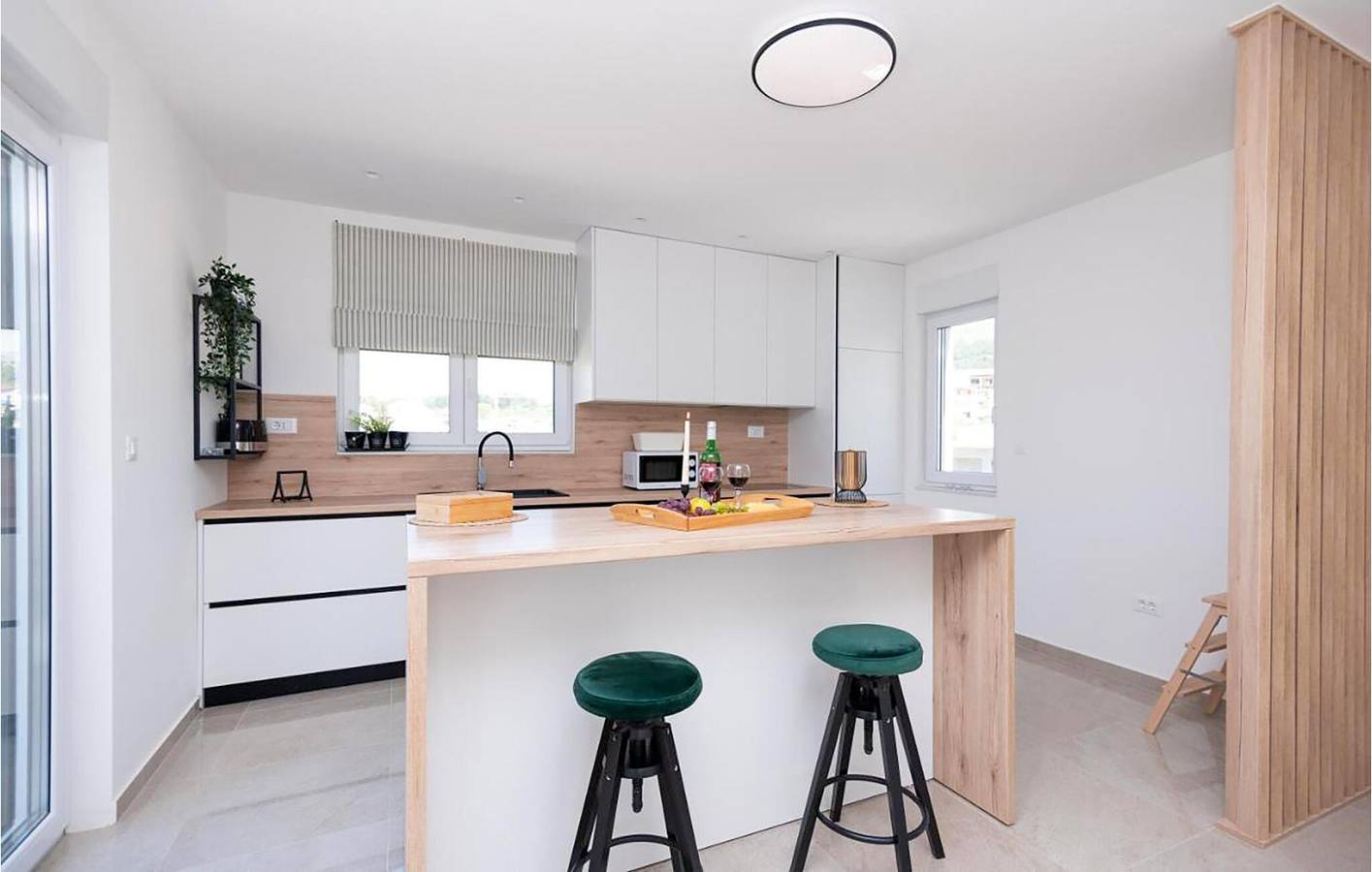 Apartamento vacacional entero, Encantador apartamento de 2 dormitorios con terraza, a 500 m de la playa in Grljevac (Podstrana), Podstrana