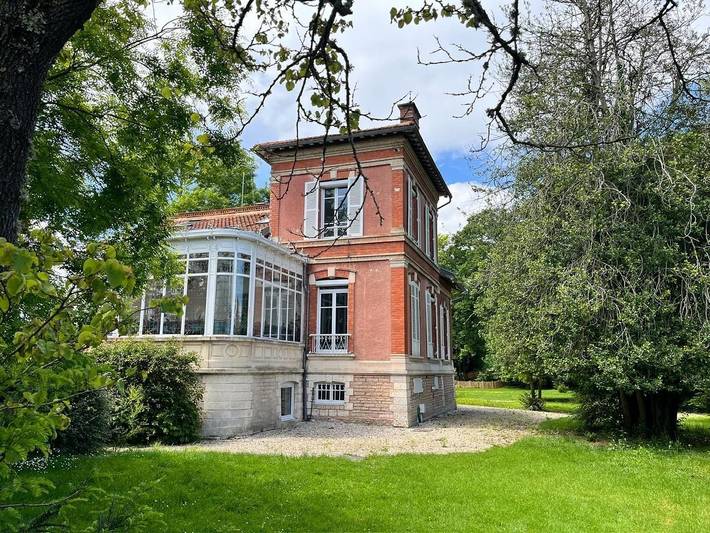 Gîte pour 11 personnes, avec jardin ainsi que terrasse et piscine