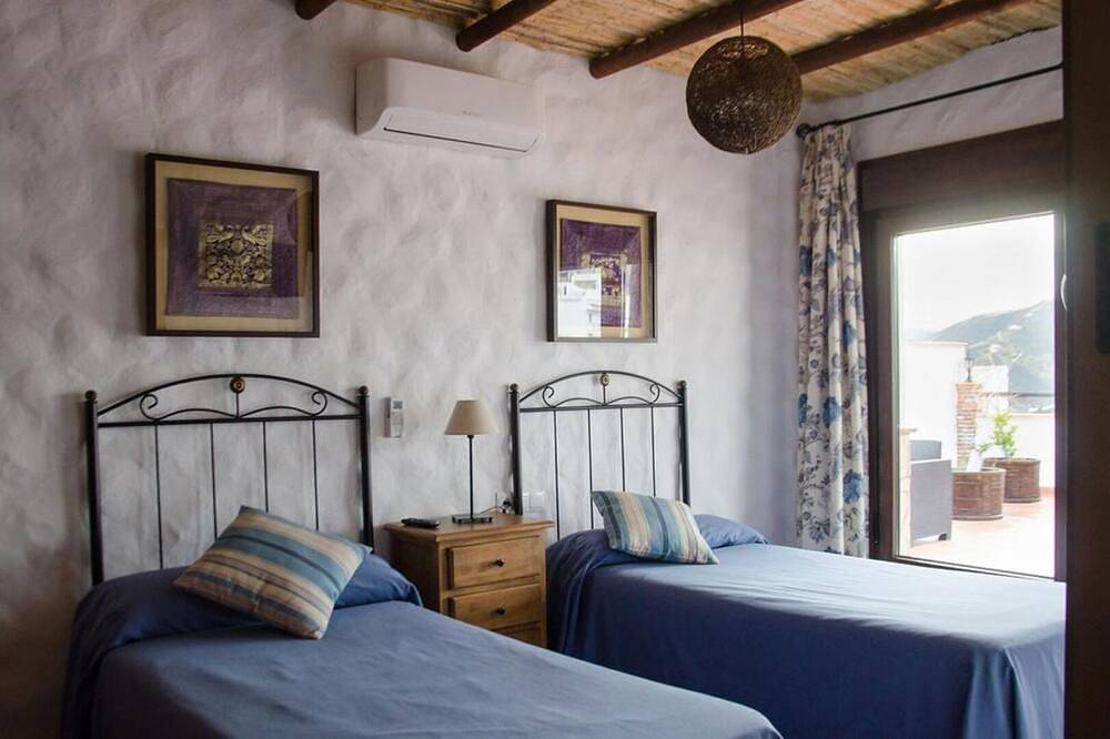 Villa con jacuzzi para dos o cuatro personas y unas impresionantes vistas in Canillas de Albaida, Provincia de Málaga
