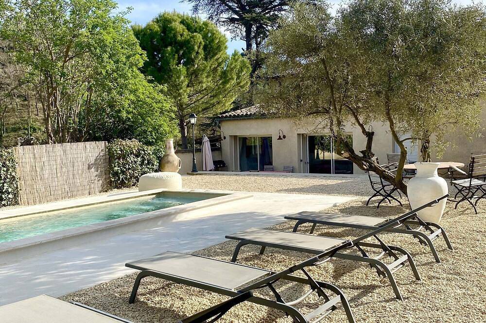 Proche de Lourmarin, maison avec jardin clos dans domaine oléicole. in Cadenet, Parc naturel régional du Luberon