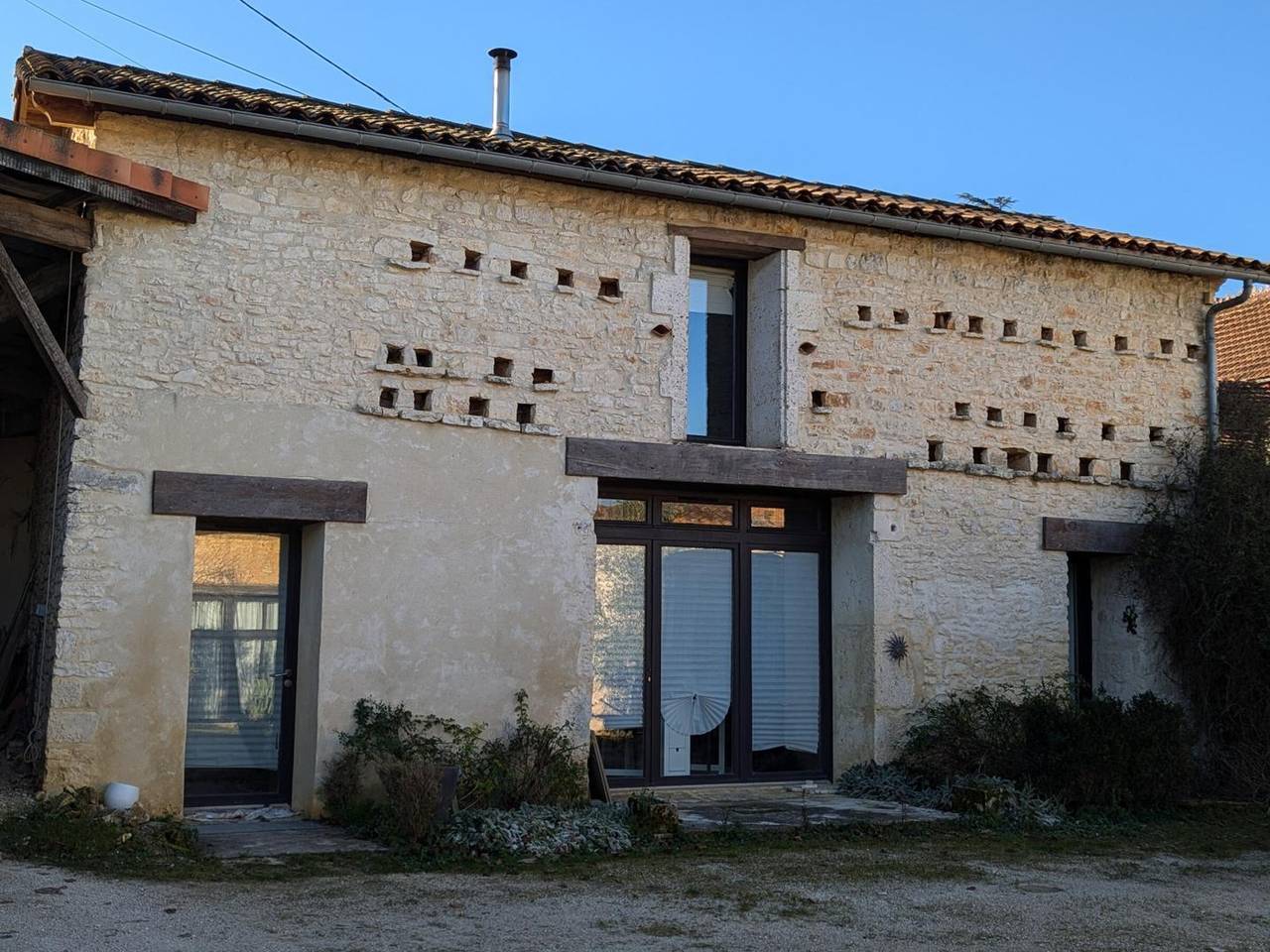 Location saisonnière avec terrasse privée, Wifi, animaux admis, recharge électrique à Rivières in Rivières (Charente), Charente