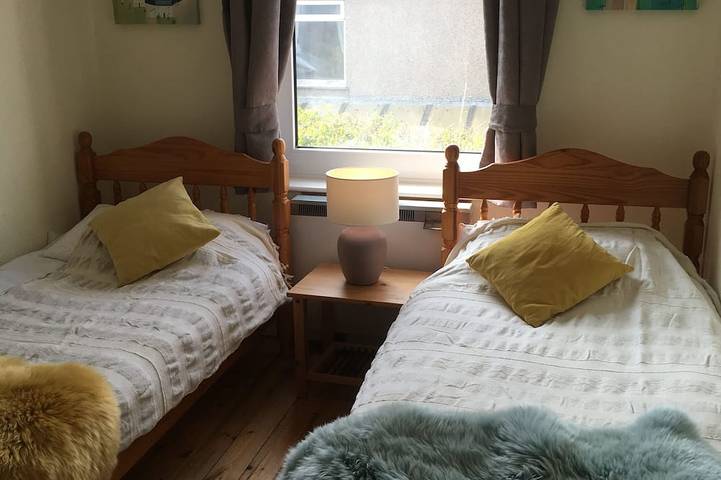Casa de vacaciones cerca del mar con jardín privado soleado cerca de la playa y el puerto in Porthleven, Cornualles