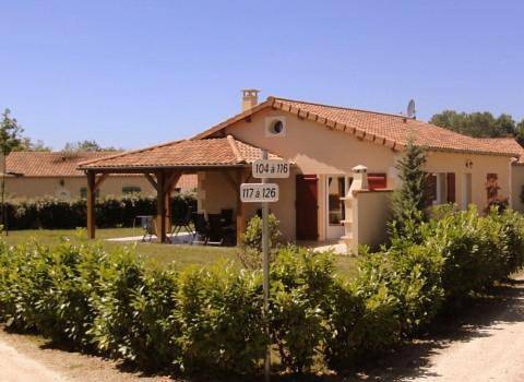 Location de vacances pour 4 personnes, avec vue et jardin ainsi que piscine et bassin pour enfant, animaux acceptés à Les Forges - 2
