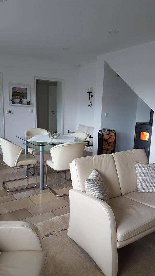 Ferienwohnung für 3 Personen, mit Terrasse und Garten sowie Ausblick in Much