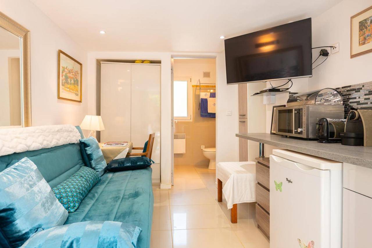 Appartement entier, Studio de charme Le Rose, 20m2, dans propriété au calme avec piscine by Le mas de Louise et Sacha in Solliès-Toucas, Côte méditerranéenne (France)