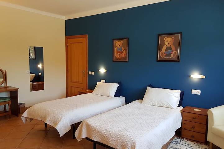 Spacious luxury country house. Shared pool. Fully wheelchair accessible in Ourique, Beja Distrikt