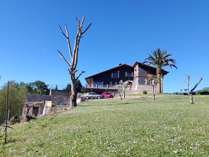 Albergue para 8 personas, con piscina además de jardín y vistas, Se admiten mascotas en el País Vasco