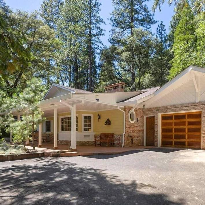 Vacation rental for 15 people, with yard and balcony as well as hot tub, with pets in Twain Harte