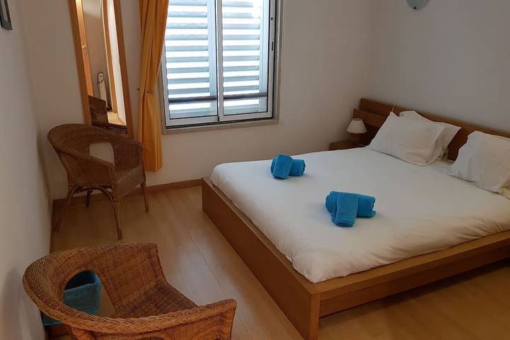 Apartamento inteiro, Spacious Marina Apartment lovely balcony view, near to pool, WiFi & Uk Tv in São Sebastião, São Gonçalo de Lagos