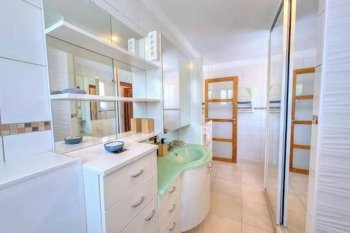 2-bedroom apartment with terrace, pool and jacuzzi near the center in Le Cannet-des-Maures, Draguignan Region