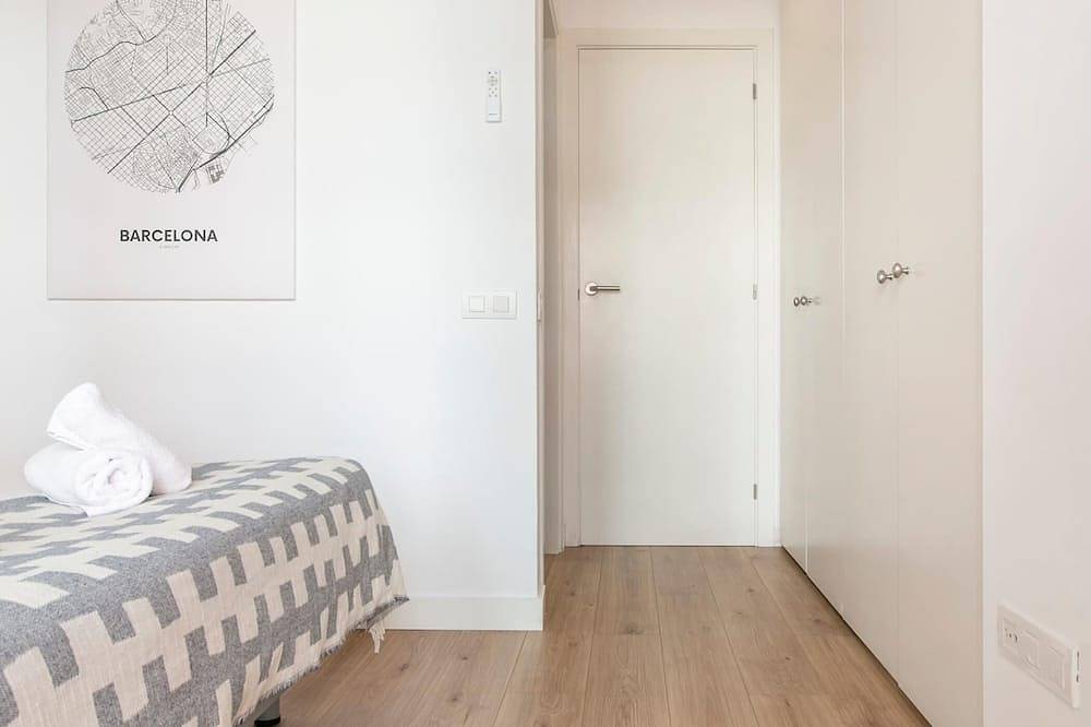 Entire apartment, 21 Bright, cozy Apt. with balcony in Gracia in Barcelona Centre, Barcelona