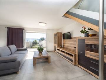 Ferienwohnung für 4 Personen, mit Balkon und Seeblick sowie Garten und Ausblick in Seewalchen am Attersee