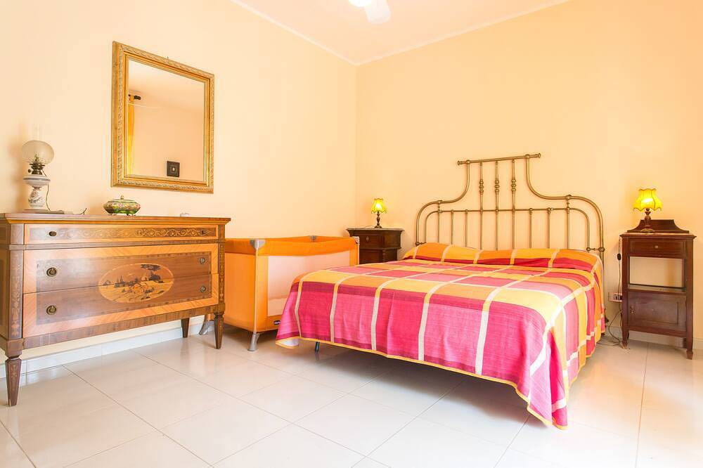 Independent villa located a few minutes walk from the beach in quiet area in Mondello Beach, Palermo