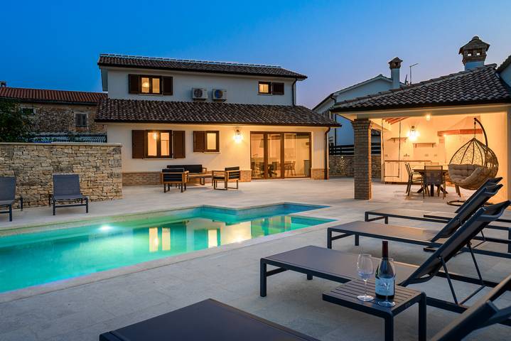 Villa pour 6 personnes, avec piscine ainsi que jardin et terrasse