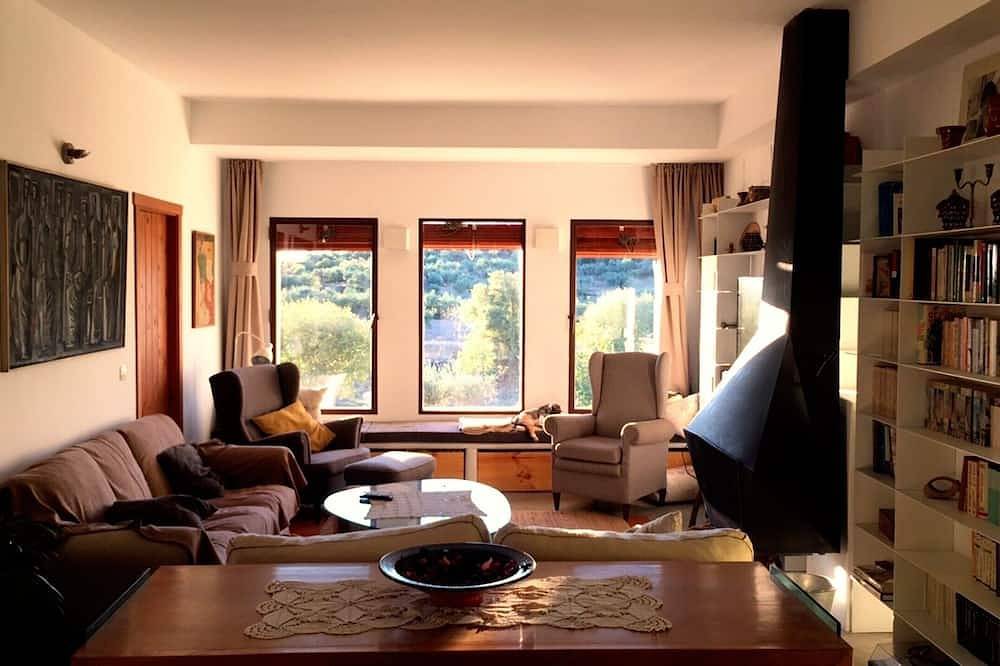 Finca Flores Amarillas - casa rural con piscina y parque infantil (Tr-Cc-157) in Almoharín, Provincia de Cáceres