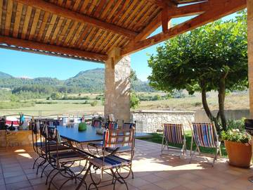 Chambre d’hôte pour 3 personnes, avec piscine et vue ainsi que terrasse et jardin à Lachau