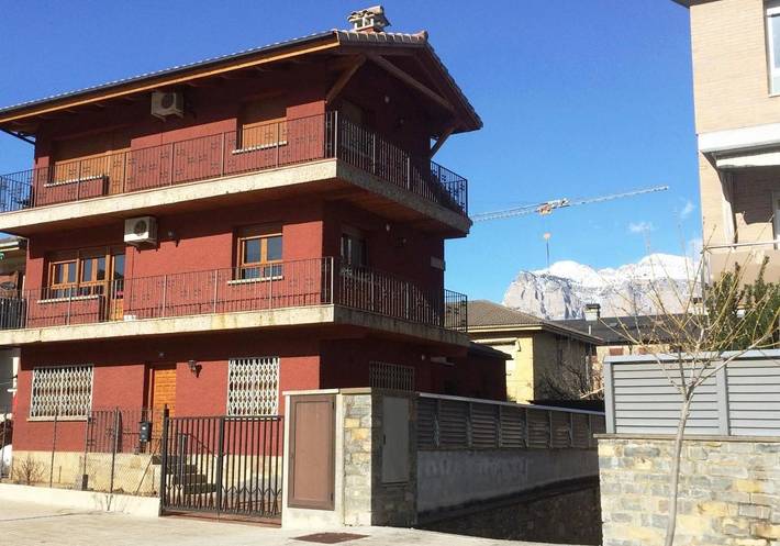 Ferienwohnung für 4 Personen, mit Balkon und Terrasse sowie Garten in Aínsa