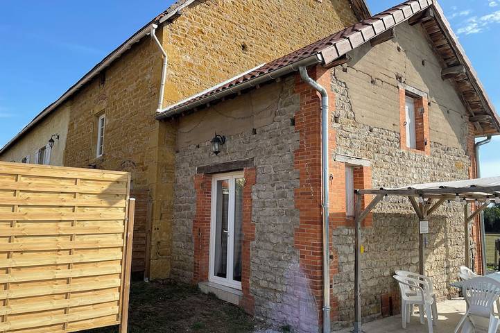 Gîte pour 4 personnes, avec terrasse ainsi que piscine et jardin, animaux acceptés dans Artaix