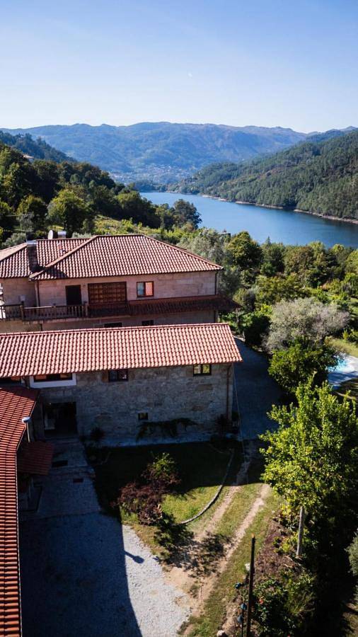 Casa de férias para 5 pessoas, com vista e piscina e ainda jardim no Gerês