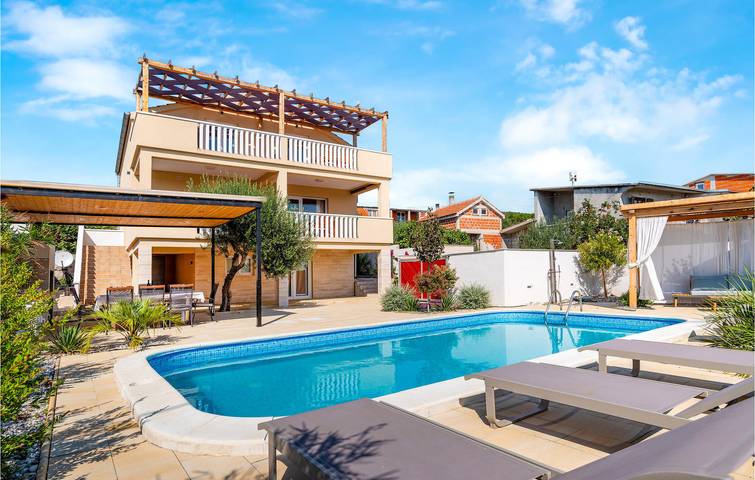 Gemütliche 2-Zimmer-Wohnung mit Pool, WLAN und 1,5 km Entfernung zum Strand in Novigradsko More, Zadar