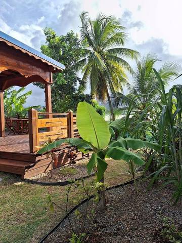 Gîte pour 2 personnes, avec vue ainsi que terrasse et jardin à Goyave (Guadeloupe)