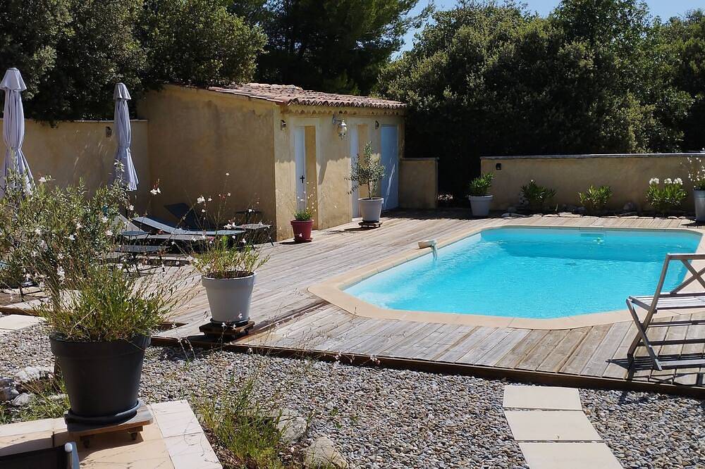 Villa in the heart of the Luberon with swimming pool and large enclosed garden planted with trees in Saint-Saturnin-lès-Apt, Parc naturel régional du Luberon