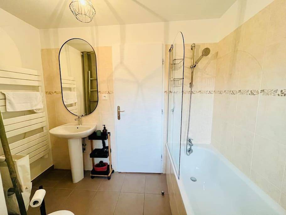 Appartement entier, Two-Bedroom Apartment in Morestel, Région de La Tour-du-Pin